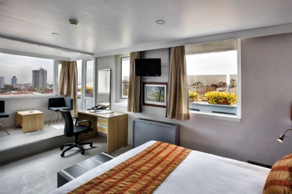 Şehir Ve Sınır Deniz Manzaralı Çatı Odası - Roof Room With City- And Limited Seaview